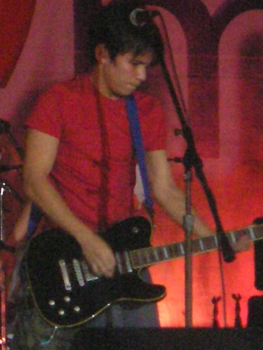spongecola @ Pintados Festival on June 2007 - yael of spongecola strumming his guitar
