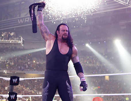undertaker wm23 - undertaker shows his belt when he becomes the new world heavyweight champion at wrestlemania 23