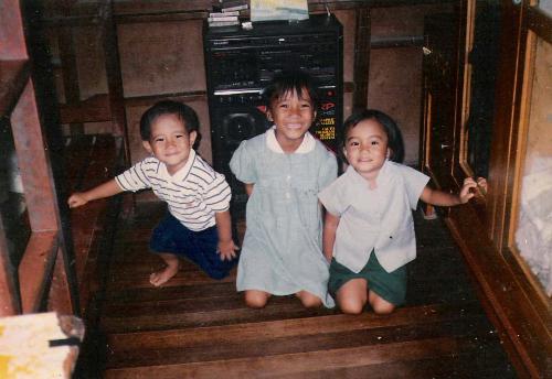 siblings - these are my siblings... this is a picture when we were still very young... i miss those days when we can just be free as a bird.. no worries and we are near our parents... i also miss the times when we were still young... when nothing really matters except you and your family
