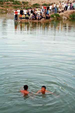 drowning spot - onlookers just standing there doing nothing to help drowning spot - onlookers just standing there doing nothing to help