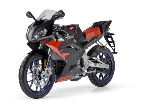 Aprilia RS 50cc - You might think that you can only find lightweight wheels, radial calipers, and aluminium frame and swingram, and an under-seat exhaust on a big bike. But you shoud be wrong.Because thease are the specifications of the Aprilia RS 50cc