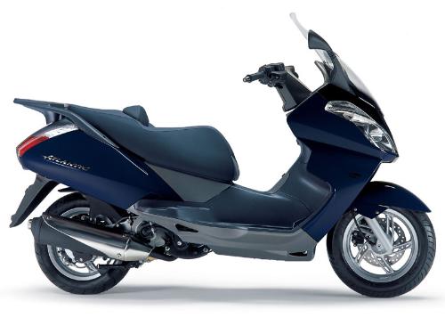 Aprilia Atlantic 125/250cc - Scooters are becoming more and more popular as they become more spacious. The Aprilia Atlantic 125-250 provides a totally original apptoach to the urban maxi-scooter concept.