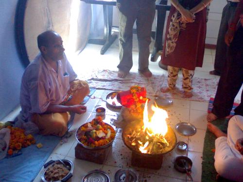 Havan(hindu prayer) - Dis a foto about how do hindus pray ie. a havan(prayer) being done in the pic.