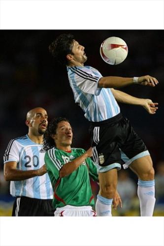 javier janneti - javier chests his ball