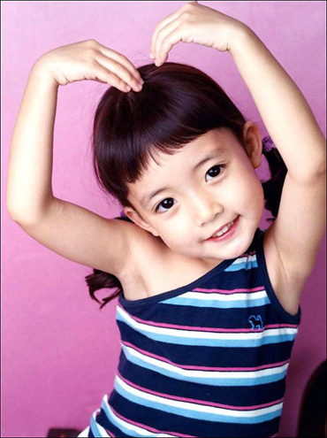 Cutie Gal - I like the 'luv' sign