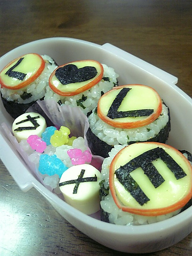 sushi love! - if u want more of this, just search flickr for 'bento' =)