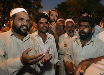 Pakistan - The disaster in mosque