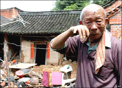 China Flood - A 74 years old man weep over the distruction cause by the flood