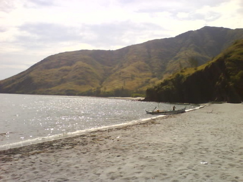 crystal clear waters of Annawangin Island - to go to this island, you have to go to the small town of Pundakit in San Antonio Zambales, and ask boatmen to bring you there for a cost of 600-750 php. the trip is around 30-45mins.