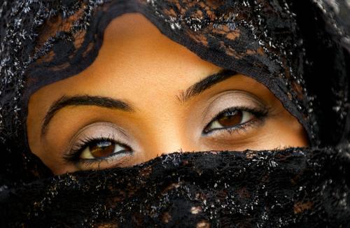 women in hijab - shes looking awesome in hijab, look at the beautiful eyes she has