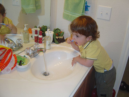 Do you brush your teeth BEFORE or AFTER breakfast? - A picture of cute boy brushing his teeth. Taken with permission from http://farm1.static.flickr.com/65/157127388_82eaefbab3.jpg?v=0 .
