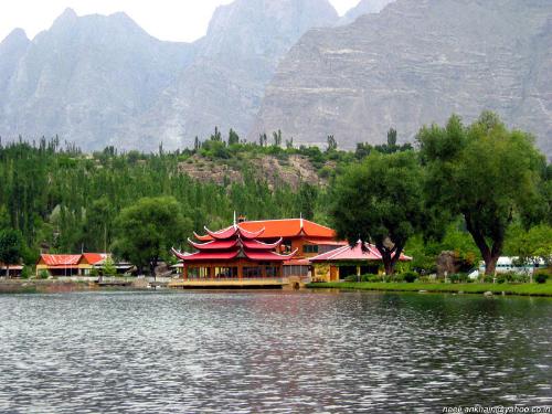 View of Shangrila resort & Lake - View of Shangrila resort & Lake, kaash hum kabhi in zannat me ja sakte.....
