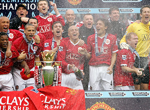 man u champions epl 2007 - man u celebrating victory in epl 2007