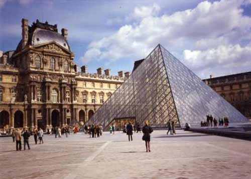 Musée du Louvre - pyramid entryway