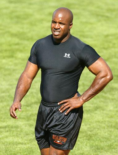 Barry Bond on Steroids - This is a prime example of what Barry looked like in his Roid area. Looking at this picture one doesn't even have to question if the guy was on roids or not. He looks huge!