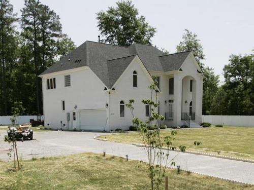 Home of NFL Star Michael Vick - This is the home involved with the alleged dog fighting.