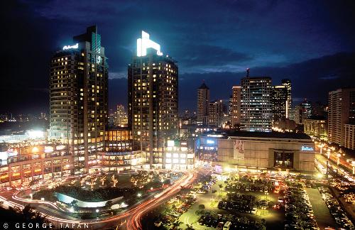 living in the city - This picture gives a good scenery of life in the city. You can live well in the city that everything is possible. Within the city, you can pick your destiny. So have a better life in the city.