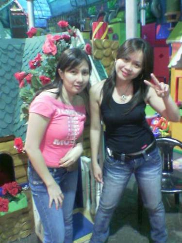 twins??? - who are this girls hanging out in little house??? hhmmm???just report to me and i will give a reward.....