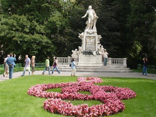 The Man himself - Beautiful gardens in Wien