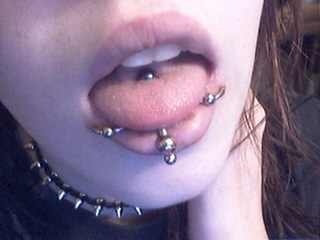 Do you want to get your tongue pierced? - Do you want to get your tongue pierced? My friends have their tongue pierced.