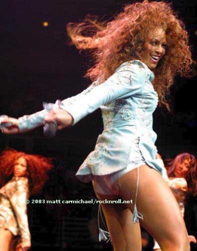 Beyonce short shorts - Beyonce on stage in very daring short shorts
