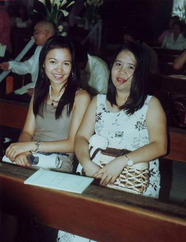 a 50-peso worth of picture - taken at Troy and Dana's (my officemate) wedding. i'm with jingky, another officemate.