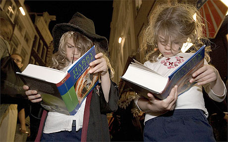 harry potter fans - kids in amsterdam reading a harry potter