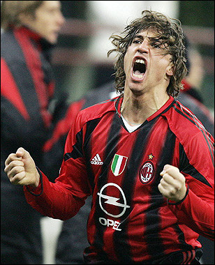 Hernan Crespo - One of my favorite players of all time, Striker Hernan Crespo and this time he's in a Milan kit.