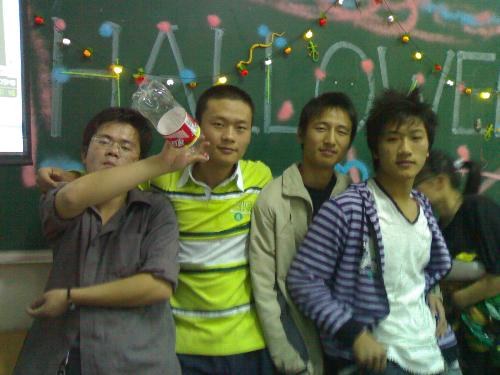 My friends -  This is my fist photo in my college. I'm very happy!~
