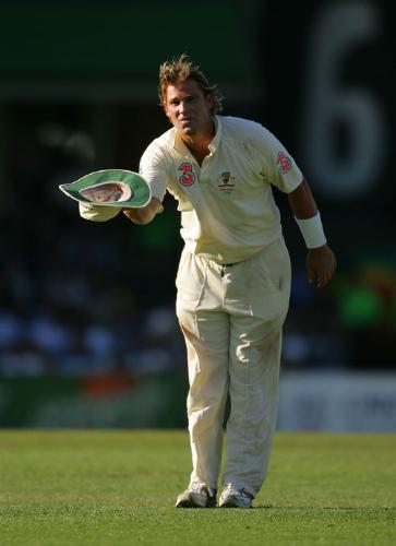 Shane Warne - Shane Warne bows to the Crowd