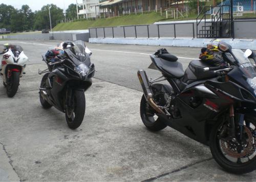 The bikes on track on 17th july 2007 - You can see suzuki gsxr 1000 06, suzuki gsxr 750 06 and a Yamaha YZF R6 06 parking just at the pit.