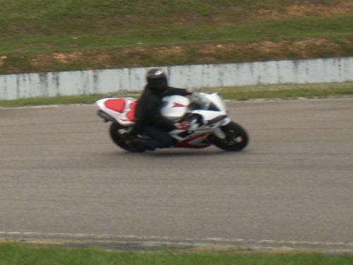 Yamaha YZF R1 2007 riding on the track to test - Buying the R1 07 is to bring it to track, does it seems to be posing on the road always?