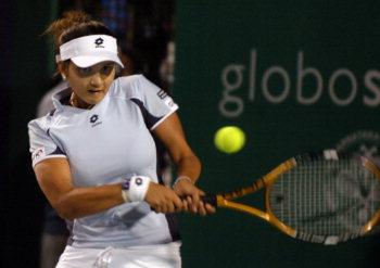 sania mirza - sania hits back hand