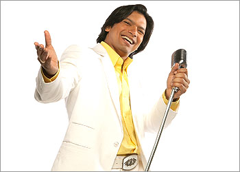 Shaan -  Reknowned singer Shaan aka shantanu mukherjee is the host of amul star voice of India.