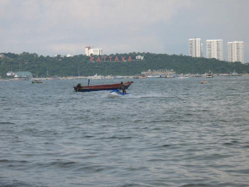 Beach of Pattaya - Nice beach for any exciting outdoor, beach activities.. go parasailing, jetskiing, ride a banana boat or just simply swim your heart out in Pattaya!