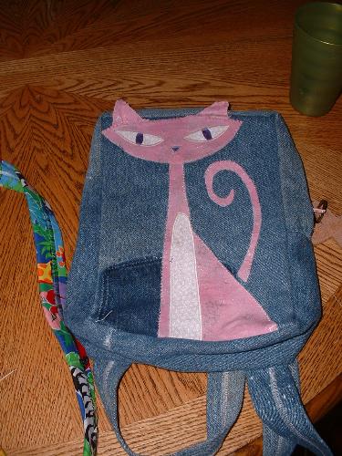 Back to school bag - This is Sydney's bag. She loves cats, so I tried to applique a cat on the front of her bag. Not too bad for my first real application. I did catch one of the ears, though, in the seam at the top. Oh well.