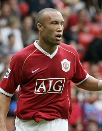 Mikael Silvestre - Name	 Mikaël Silvestre
Nationality	France 
Born	 1977-08-09 (30 years)
City of Birth	Chambray-Les-Tours - France 
Position	Defense
Height	 183 cm
Weight	 83 kg
Club	 Manchester United