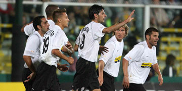 Juventus players - Juventus offer a fantastic performance just two weeks before the League opener against Livorno. They beat Roma 5-2 in Cesena, coming back from behind, thanks to goals from their forwards: two by Trezeguet, one each by Iaquinta, Del Piero and Zalayeta