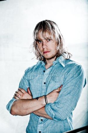 lifehouse - Bryce, groovin' in blue.