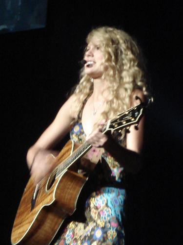 Taylor Swift - Taylor Swift singing on state