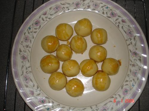 Pineapple 'ball' tarts - I baked these pineapple tarts in year 2006 for chinese new year. I was proud of myself cos everyone said it's delicious! Crispy.   But sad to say, i wasn't able to baked it myself this year, as i gave birth to a baby girl in Jan this year.. No time.