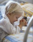 picture of a child praying - we should be like a child who prays with all heart