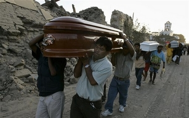 dead - These are the resident who carry with the remains of the relative killed by the earthquake is Pescu, Peru Friday August 17 2007, at least five 500 people were killed in the quake and 1500 were injured