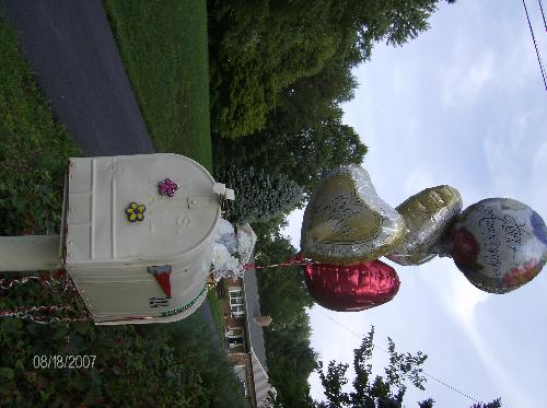 balloons 4 1st anniversary - this is our 1st anniversary balloons given by my mother in law today for our anniversary! she put it on our mailbox.