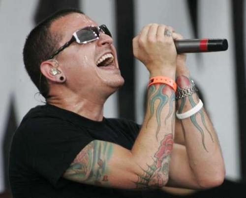 chester bennington - chester bennington screaming at a concert; he's in the band Linkin Park