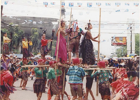 Kadaywan Festival - This is the festival in DAvao City which highlights Davao Region's tribes and harvest.