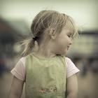 cute little girl - The carefree life of a child which i envy now...their innocence which i long for....and their love which is for the bottom of their heart......thse are somethings which we all miss in our adult life....isnt it?????