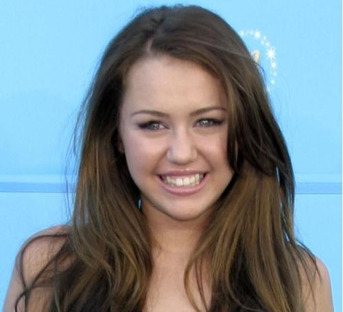 Miley Cyrus - Miley posing at the High School Musical 2 awards