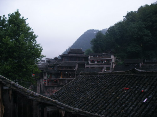 fenghuang - before going to fenghuang ,i have heart of how it is beauty.when i arrive it ,i am so surprised.it just like a wondeful place.i lived there only three days ,i felt sad when i was forced to leave due to money. maybe after you look at this photos,will love it!and extreamly want to go there for living a long time.do not worry about the money.you will not pay more money.