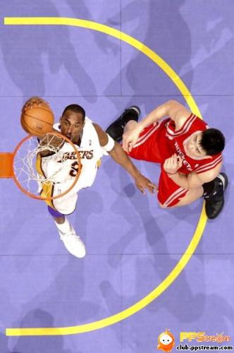 kobe - kobe goes for a layup..he manage to score??hmmm..well,i nt really sure bout it..